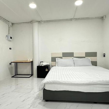 Megun 10 L Appartement Bangkok Buitenkant foto